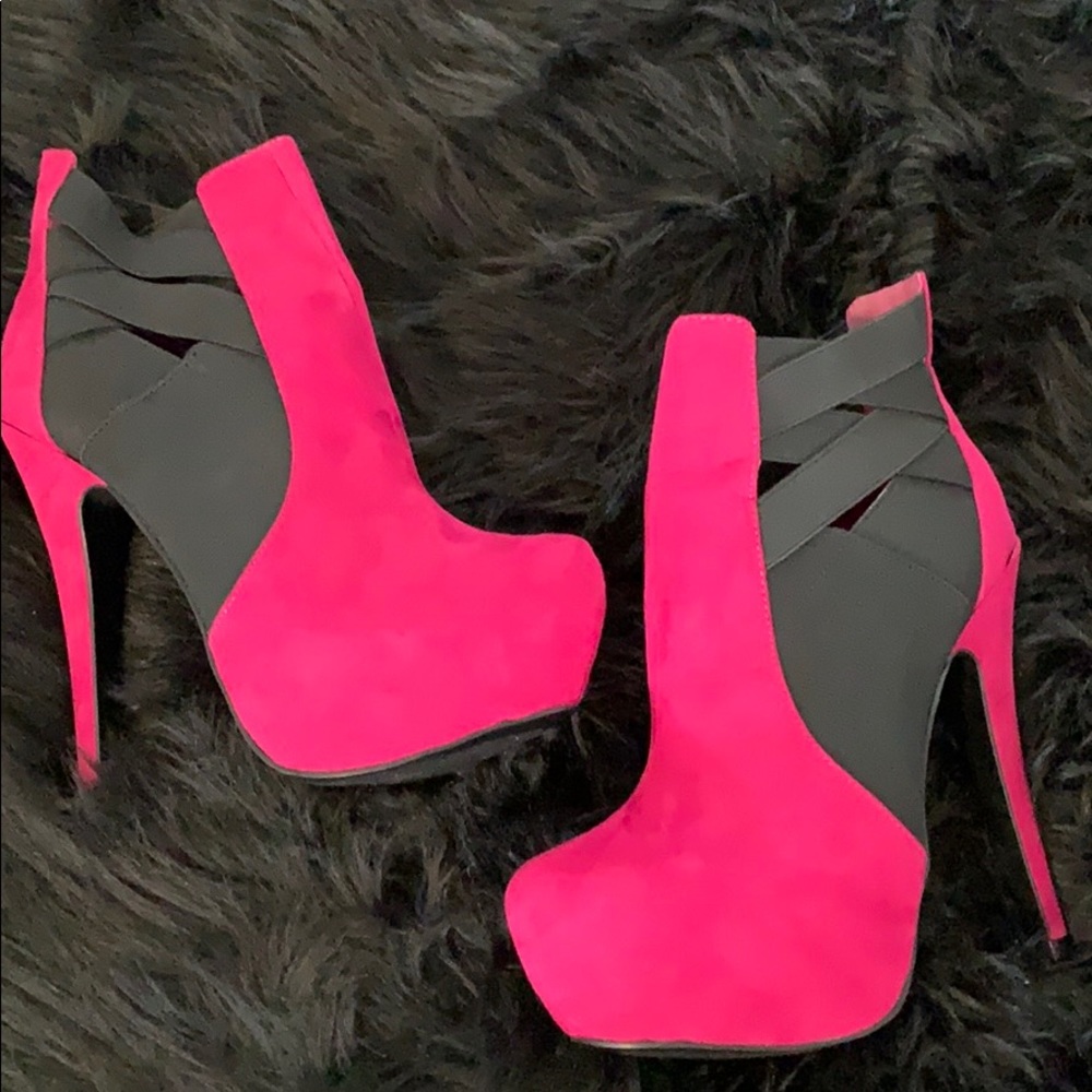 Brand new Fuchsia booties! Perfect for fall!
